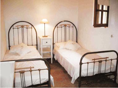 Twin beds in bedroom 4