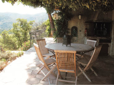 Terrace dining area by kitchen and BBQ 